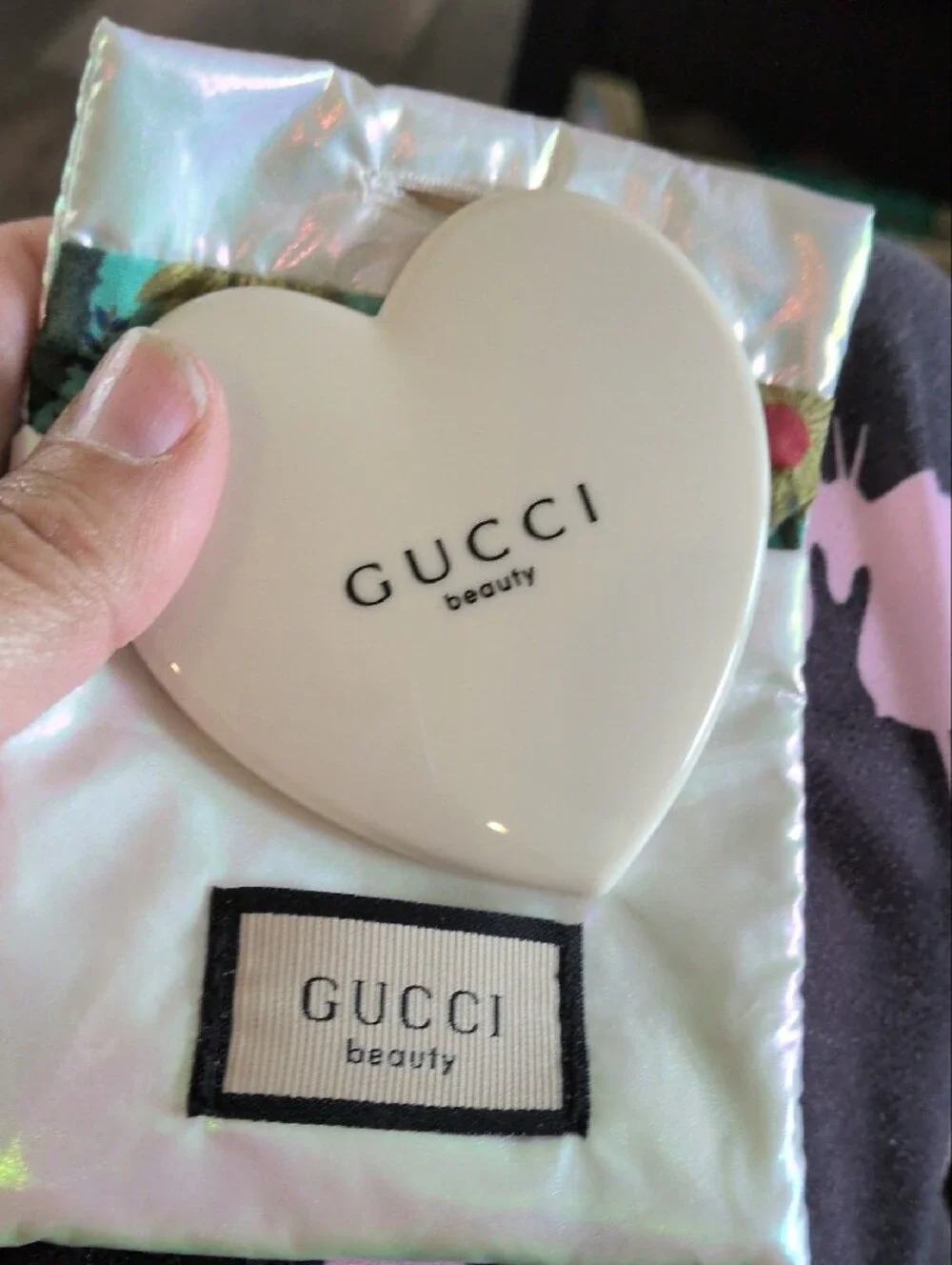 Gucci beauty heart compact with iridescent floral pouch - cream & iridescent